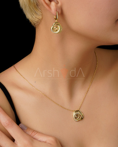نیمست طلایی زنانه شامل گردنبند و گوشواره با طرح حلقههای متداخل گلگونه و نگینهای درخشان زیرکونیوم