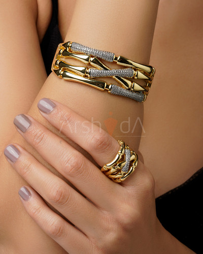 ست زیورآلات طلایی و نقرهای زنانه طرح بامبو چهار لاین شامل بنگل و انگشتر با نگینهای درخشان زیرکونیوم