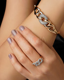 ست طلایی پورتوفینو مدل لینک شامل بنگل و انگشتر با طراحی زنجیره کارتیه مخراجکاری شده و آبکاری دو رنگ روی دست مدل.