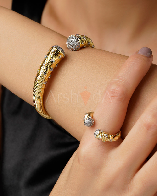 ست لوکس دستبند و انگشتر پوملاتو مدل الگانت با پیوندهای زنجیرهای درشت و ترکیب آبکاری طلا و نگینکاری رادیوم روی دست مدل.