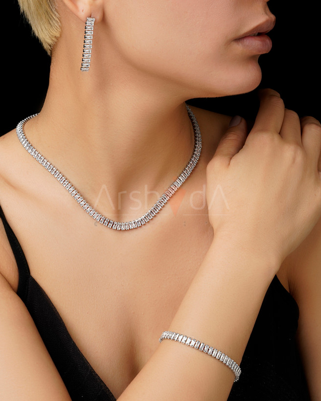 سرویس تنیسی نقرهای شامل گردنبند، دستبند و گوشواره با نگینهای باگتی زیرکونیوم درخشان بر روی مدل در آرشیدا گالری.