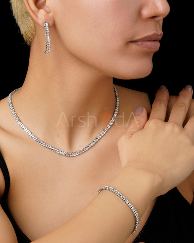 سرویس تنیسی نقرهای شامل گردنبند، دستبند و گوشواره با نگینهای باگتی زیرکونیوم درخشان بر روی مدل در آرشیدا گالری.