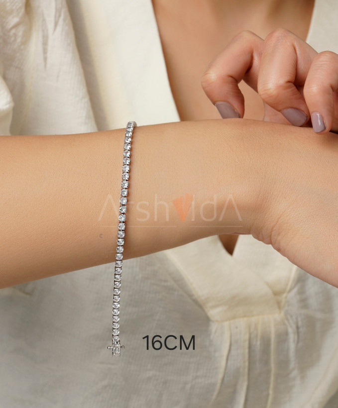 دستبند تنیسی نقرهای مسییکا با نگینهای ۳ میلیمتری زیرکونیوم و قفل ایمن کوبایی بر روی مچ دست مدل در آرشیدا گالری