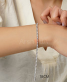 دستبند تنیسی نقرهای مسییکا با نگینهای ۳ میلیمتری زیرکونیوم و قفل ایمن کوبایی بر روی مچ دست مدل در آرشیدا گالری