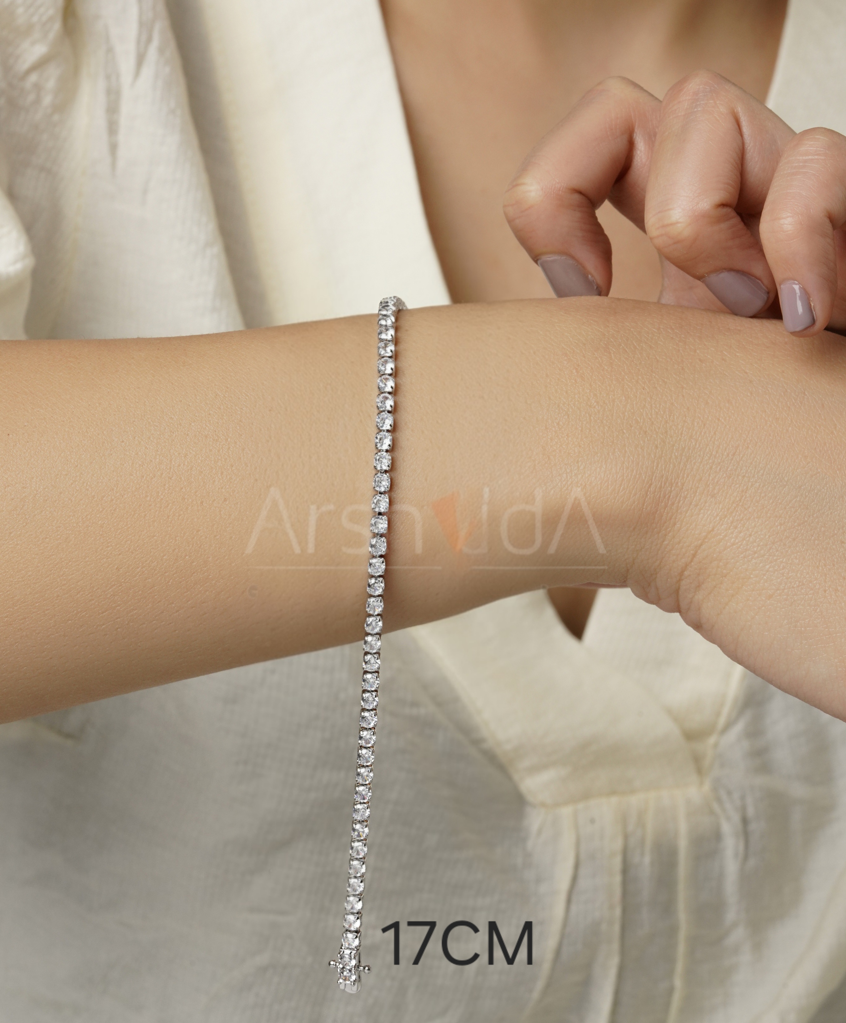 دستبند تنیسی نقرهای مسییکا با نگینهای ۳ میلیمتری زیرکونیوم و قفل ایمن کوبایی بر روی مچ دست مدل در آرشیدا گالری