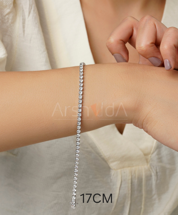 دستبند تنیسی نقرهای مسییکا با نگینهای ۳ میلیمتری زیرکونیوم و قفل ایمن کوبایی بر روی مچ دست مدل در آرشیدا گالری