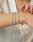 دستبند تنیسی نقرهای مسییکا با نگینهای ۳ میلیمتری زیرکونیوم و قفل ایمن کوبایی بر روی مچ دست مدل در آرشیدا گالری