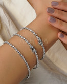 دستبند تنیسی نقرهای مسییکا با نگینهای ۳ میلیمتری زیرکونیوم و قفل ایمن کوبایی بر روی مچ دست مدل در آرشیدا گالری