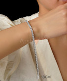 دستبند تنیسی نقرهای مسییکا با نگینهای 4 میلیمتری زیرکونیوم و قفل ایمن کوبایی بر روی مچ دست مدل در آرشیدا گالری.