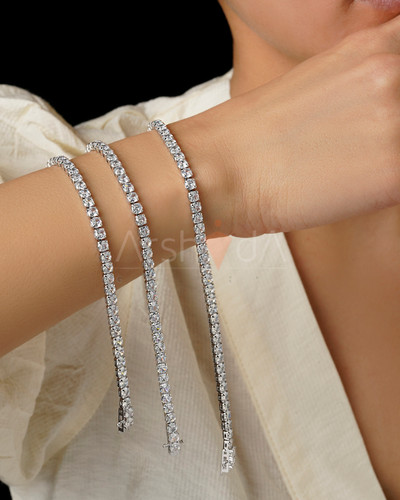 دستبند تنیسی نقرهای مسییکا با نگینهای 4 میلیمتری زیرکونیوم و قفل ایمن کوبایی بر روی مچ دست مدل در آرشیدا گالری.