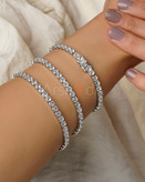 دستبند تنیسی نقرهای مسییکا با نگینهای 4 میلیمتری زیرکونیوم و قفل ایمن کوبایی بر روی مچ دست مدل در آرشیدا گالری.