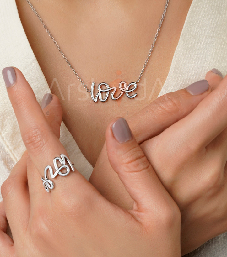 ست گردنبند و انگشتر استیل طرح Love با تزئینات سیاه و سفید مونوکروم و آبکاری رادیوم در آرشیدا گالری.