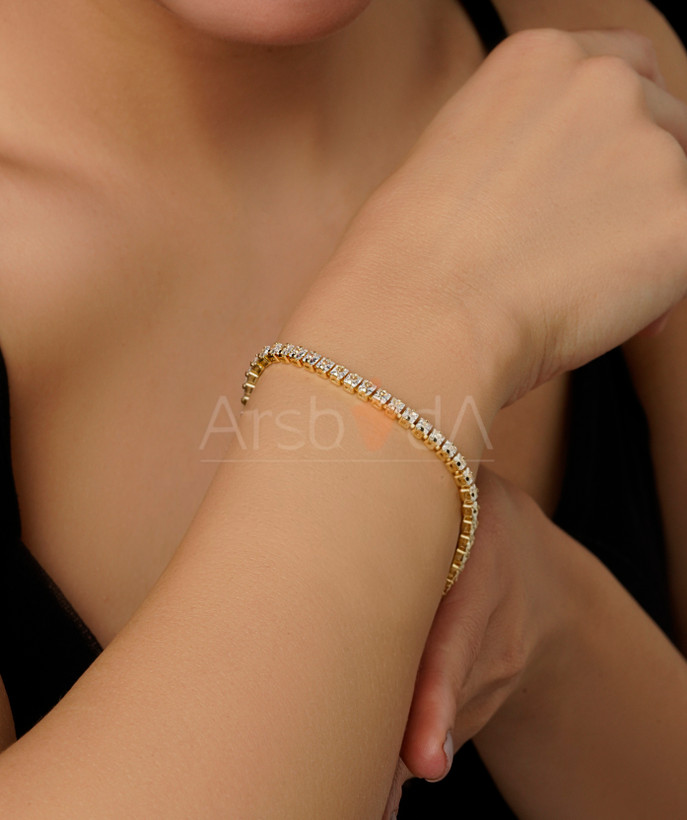 دستبند تنیسی نقرهای مسییکا با نگین های زیرکونیوم بر روی مچ دست مدل در آرشیدا گالری