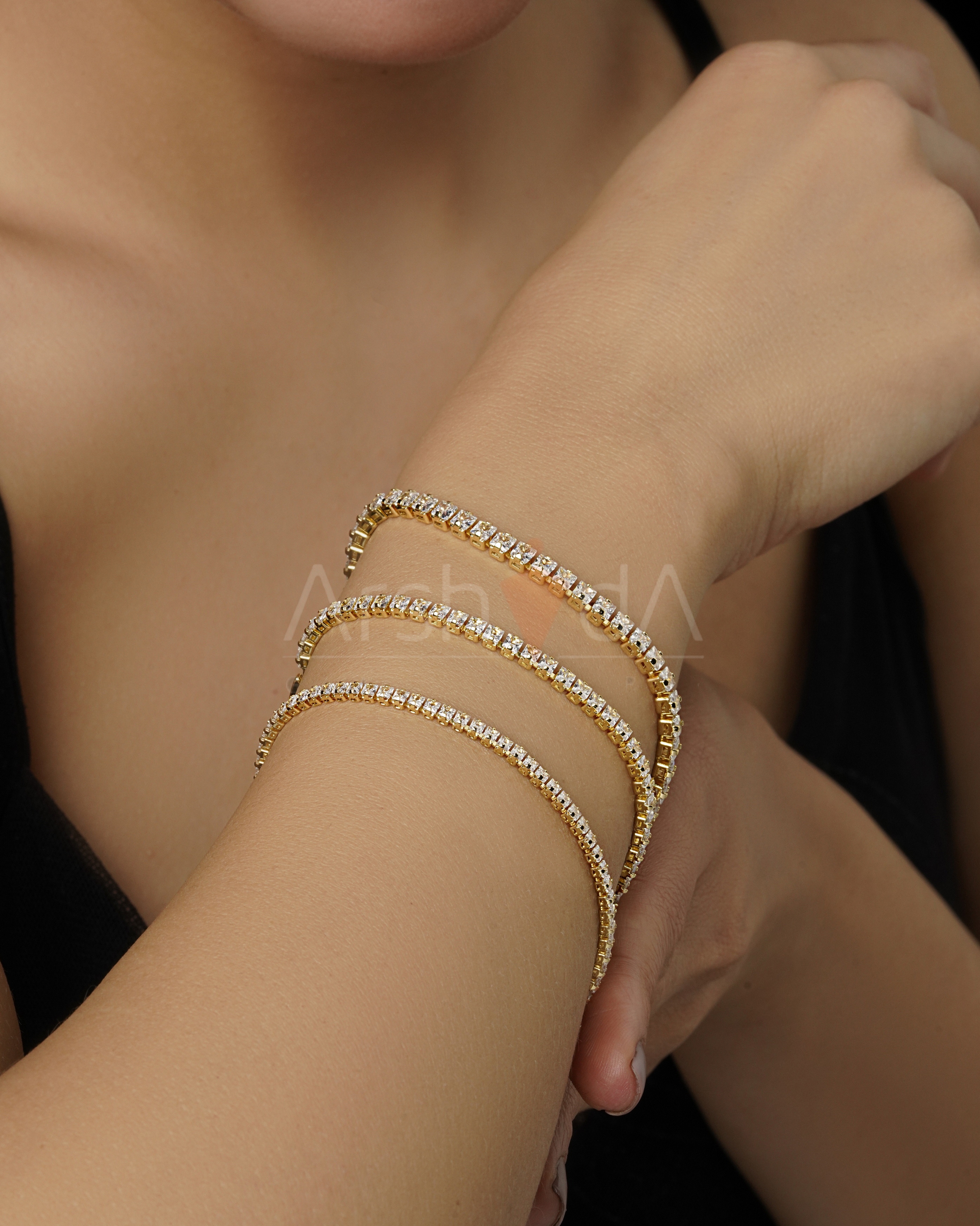 دستبند تنیسی نقرهای مسییکا با نگین های زیرکونیوم بر روی مچ دست مدل در آرشیدا گالری