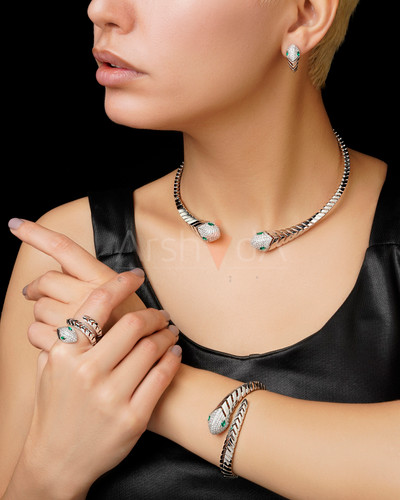 سرویس کامل طرح مار بولگاری شامل گردنبند، دستبند، انگشتر و گوشواره با آبکاری طلا سفید و نگینهای درخشان در آرشیدا گالری. سرویس لوکس مار بولگاری با آبکاری طلا ۱۸ عیار و مخراجکاری نگینهای اتریشی مشابه طلا.