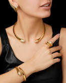 سرویس کامل طرح مار بولگاری شامل گردنبند، دستبند، انگشتر و گوشواره با آبکاری طلا سفید و نگینهای درخشان در آرشیدا گالری. سرویس لوکس مار بولگاری با آبکاری طلا ۱۸ عیار و مخراجکاری نگینهای اتریشی مشابه طلا.