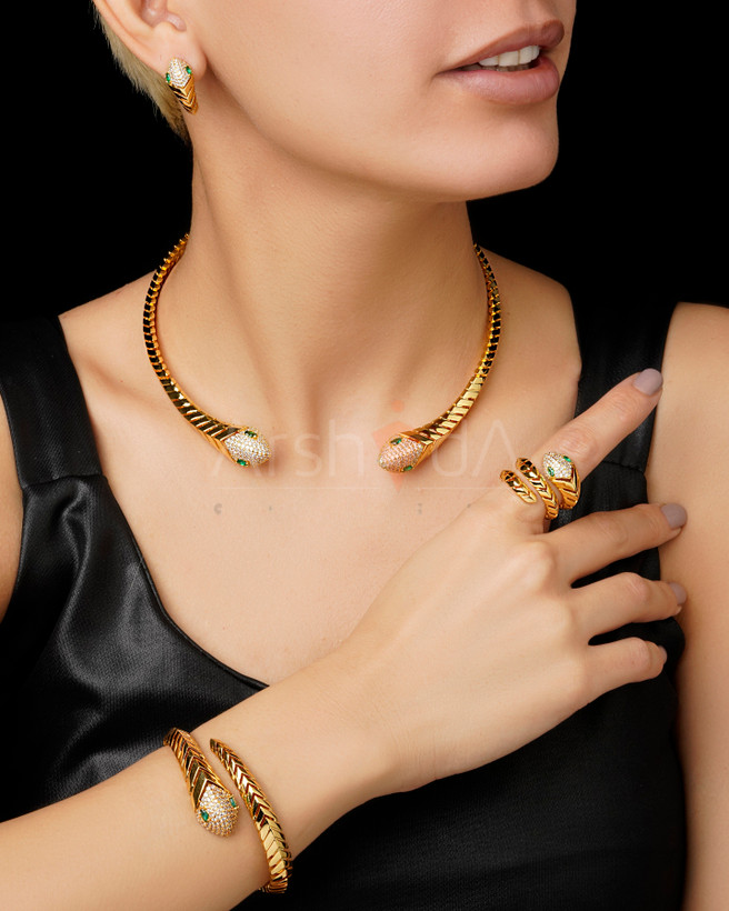 سرویس کامل طرح مار بولگاری شامل گردنبند، دستبند، انگشتر و گوشواره با آبکاری طلا سفید و نگینهای درخشان در آرشیدا گالری. سرویس لوکس مار بولگاری با آبکاری طلا ۱۸ عیار و مخراجکاری نگینهای اتریشی مشابه طلا.