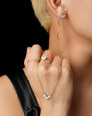 نیم ست استیل طرح قلب با میناکاری رنگی پاستلی و آبکاری طلا ۱۸ عیار بر روی دست و گردن مدل در آرشیدا گالری.