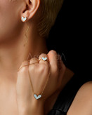 نیم ست استیل طرح قلب با میناکاری رنگی پاستلی و آبکاری طلا ۱۸ عیار بر روی دست و گردن مدل در آرشیدا گالری.