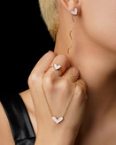 نیم ست استیل طرح قلب با میناکاری رنگی پاستلی و آبکاری طلا ۱۸ عیار بر روی دست و گردن مدل در آرشیدا گالری.