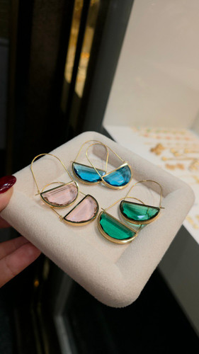 گوشواره زنانه کریستالی سوارووسکی با پایه استیل حک شده آبکاری طلای 18 عیار و رادیوم نانو رنگ ثابت