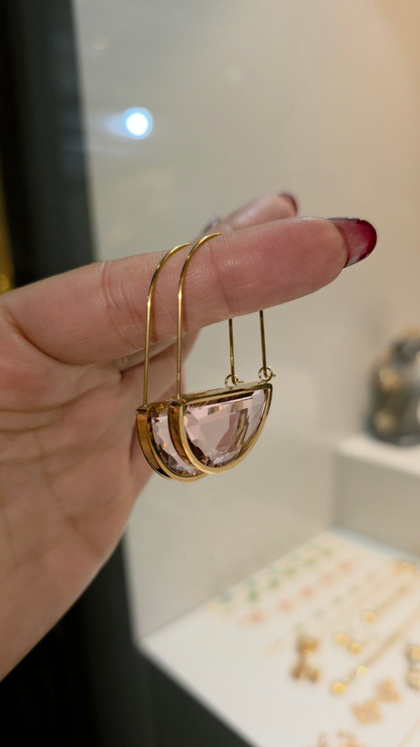 گوشواره زنانه کریستالی سوارووسکی با پایه استیل حک شده آبکاری طلای 18 عیار و رادیوم نانو رنگ ثابت