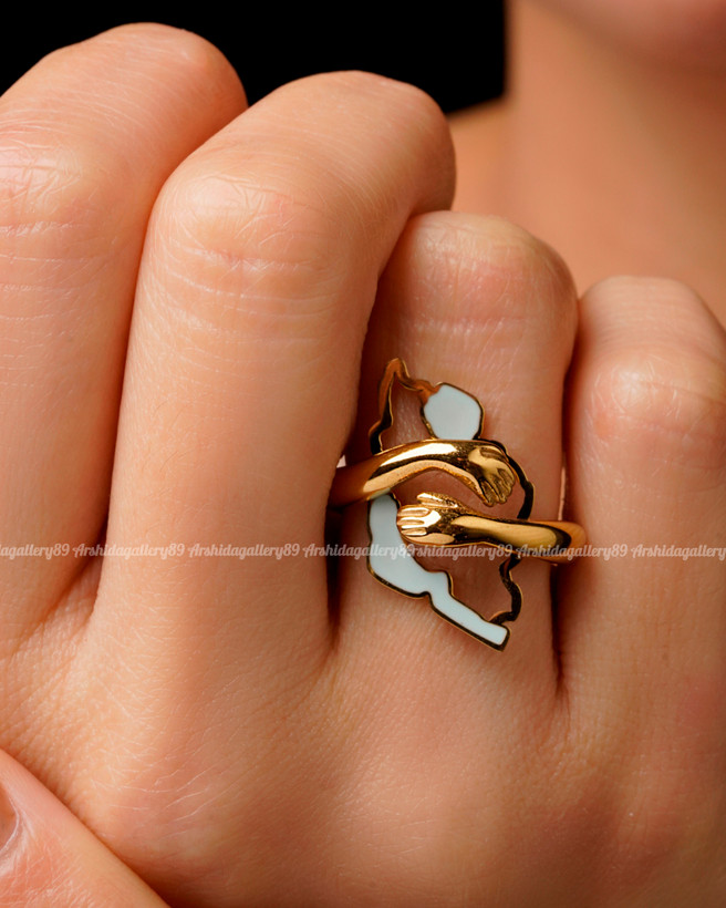 انگشتر طلایی زنانه طرح نقشه ایران با میناکاری سفید و دستان در حال آغوش در انگشت.