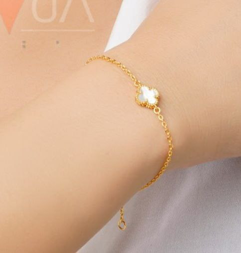 دستبند زنانه تک گل ونکلیف مدل Alhambra با سنگ صدف طبیعی و آبکاری طلا ۱۸ عیار مسترکوالیتی