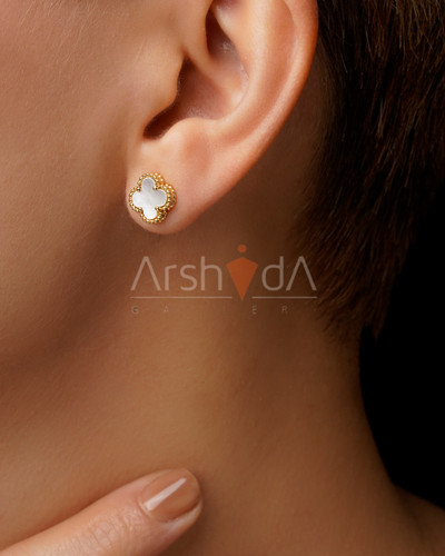 گوشواره میخی ونکلیف مدل چهاربرگ با صدف طبیعی روی لاله گوش