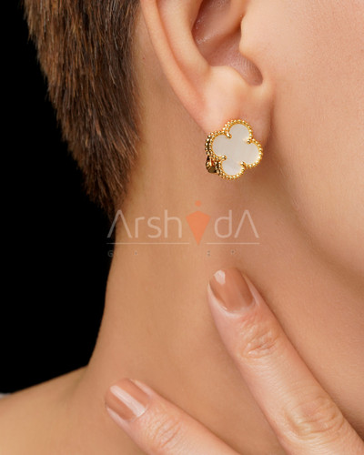 گوشواره ونکلیف با صدف طبیعی روی گوش مدل با درخشش ملایم