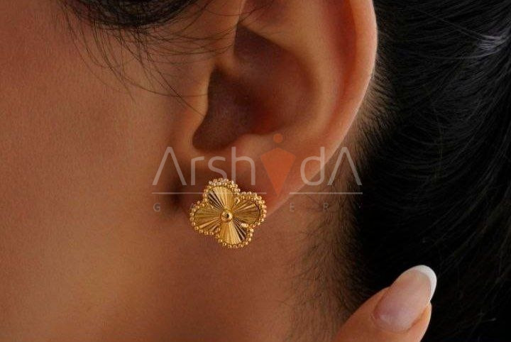 گوشواره میخی ونکلیف تراش خورده با تلالو مشابه طلا روی لاله گوش