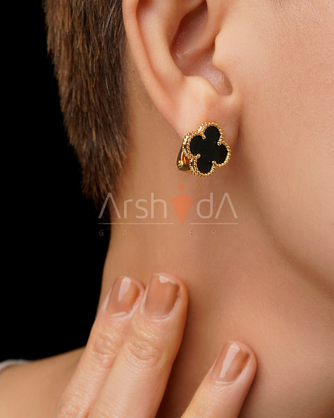 گوشواره ونکلیف با سنگ انیکس مشکی روی گوش مدل با درخشش طلایی