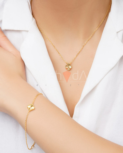 گردنبند و دستبند تک گل ونکلیف با تراشهای خورشیدی روی بدن مدل