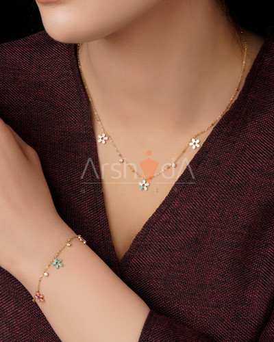 ست گردنبند و دستبند زنانه مدل فلورا با زنجیر طلایی و شکوفههای پنجپر رنگارنگ فانتزی
