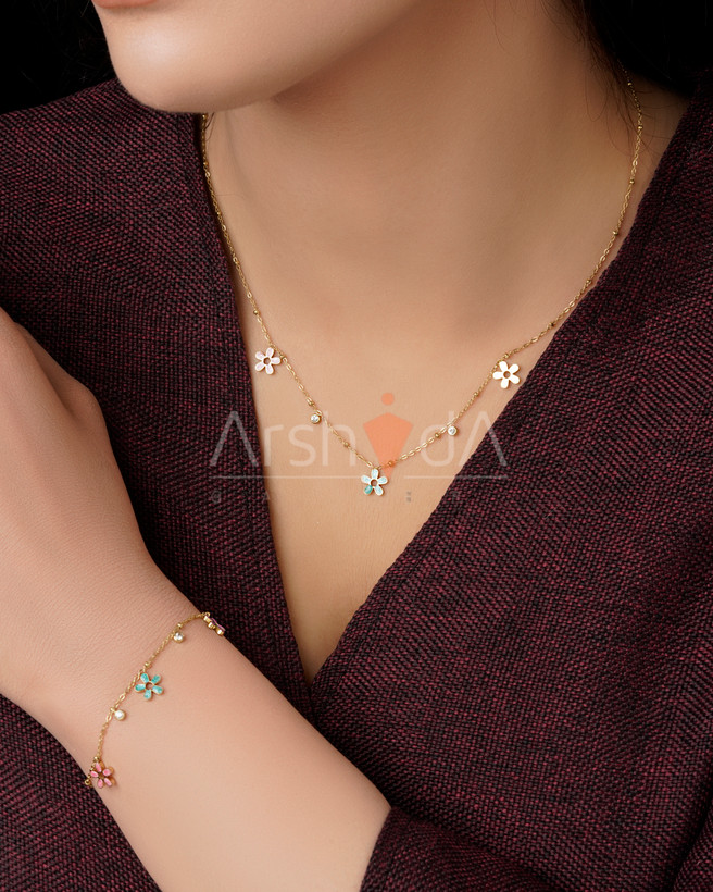 ست گردنبند و دستبند زنانه مدل فلورا با زنجیر طلایی و شکوفههای پنجپر رنگارنگ فانتزی