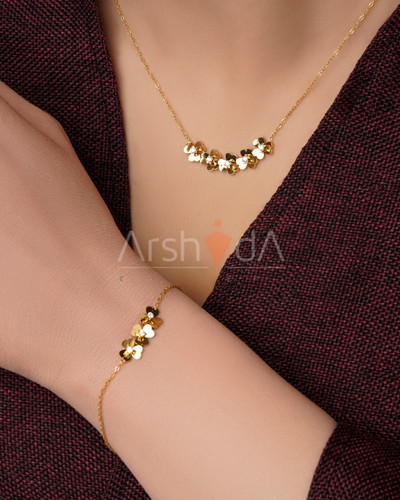 ست کامل گردنبند، دستبند و گوشواره ونکلیف مدل فریول با شکوفههای طلایی نگیندار و کیفیت مسترکوالیتی