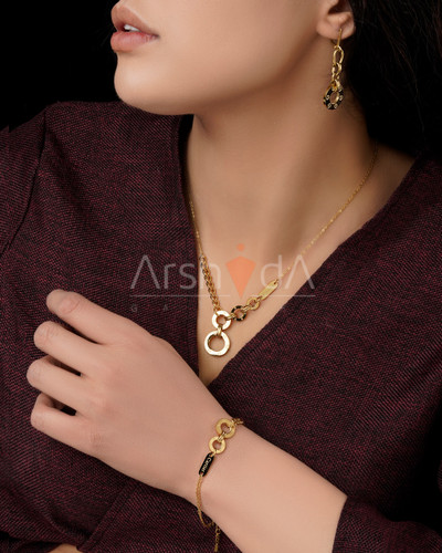 سرویس کامل استیل زنانه طرح کارتیه مدل لاو با زنجیر طلایی و حلقههای درهمتنیده درخشان