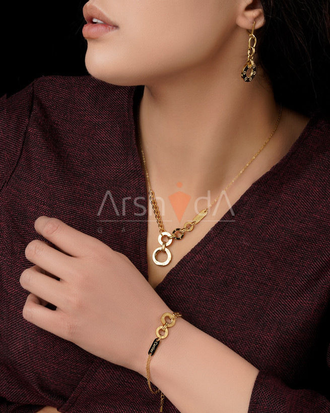 سرویس کامل استیل زنانه طرح کارتیه مدل لاو با زنجیر طلایی و حلقههای درهمتنیده درخشان