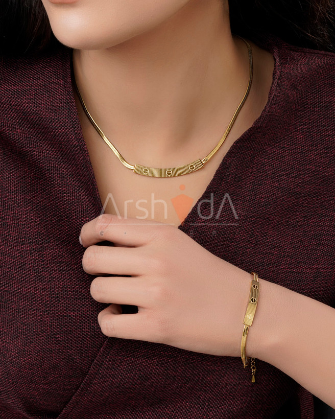 ست دستبند و گردنبند استیل طرح کارتیه مدل ریونا با زنجیر تخت ماری و پلاک مستطیلی حکاکی شده