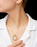 ست کامل زیورآلات طرح پروانه شامل گردنبند، دستبند النگویی، گوشواره و انگشتر با آبکاری طلا ۱۸ عیار و نگینکاری درخشان.