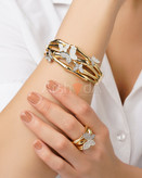 ست کامل زیورآلات طرح پروانه شامل گردنبند، دستبند النگویی، گوشواره و انگشتر با آبکاری طلا ۱۸ عیار و نگینکاری درخشان.