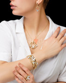 ست کامل زیورآلات طرح پروانه شامل گردنبند، دستبند النگویی، گوشواره و انگشتر با آبکاری طلا ۱۸ عیار و نگینکاری درخشان.