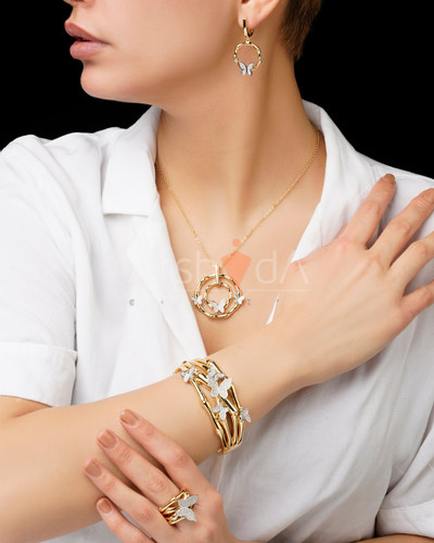 ست کامل زیورآلات طرح پروانه شامل گردنبند، دستبند النگویی، گوشواره و انگشتر با آبکاری طلا ۱۸ عیار و نگینکاری درخشان.