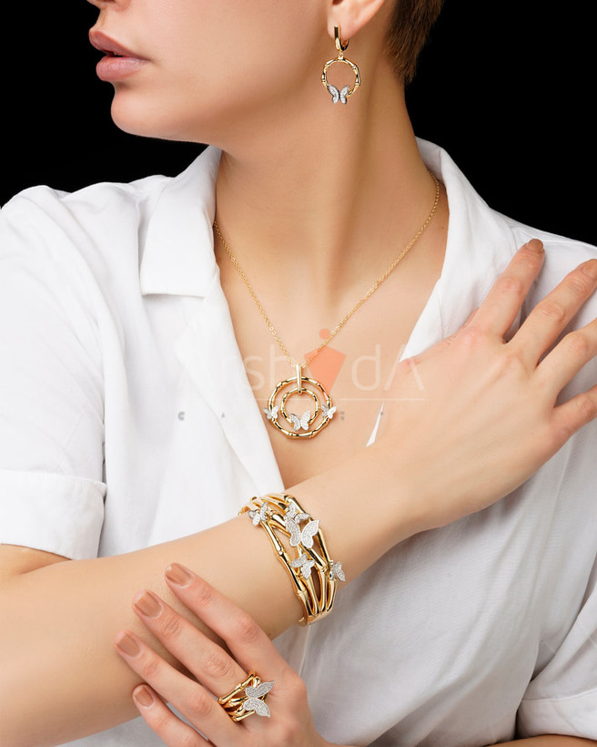 ست کامل زیورآلات طرح پروانه شامل گردنبند، دستبند النگویی، گوشواره و انگشتر با آبکاری طلا ۱۸ عیار و نگینکاری درخشان.