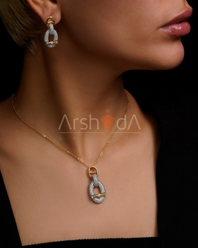 نیم ست زنانه مدل انیس طرح هرمس با نگینهای درخشان زیرکونیوم مخراجکاری شده و آبکاری طلای ۱۸ عیار روی مدل