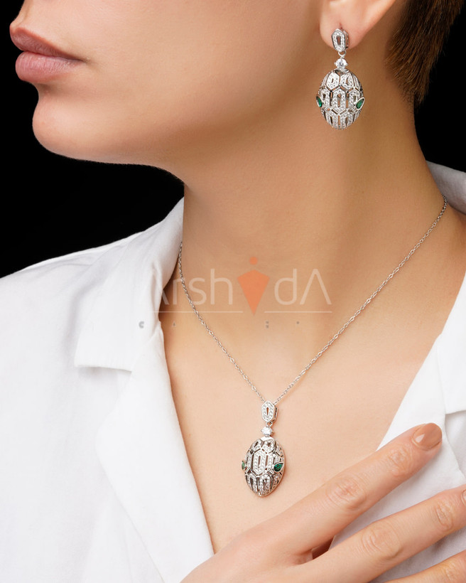 نیمست مار بولگاری مدل الینا با نگینهای سبز درخشان و آبکاری رادیوم بر روی بدن مدل