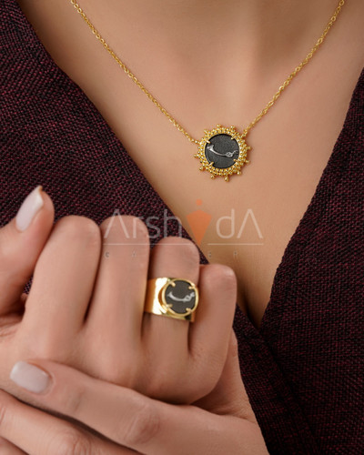 ست گردنبند و انگشتر زنانه طرح تایپوگرافی عهد با قاب دایرهای خورشیدی و آبکاری طلا