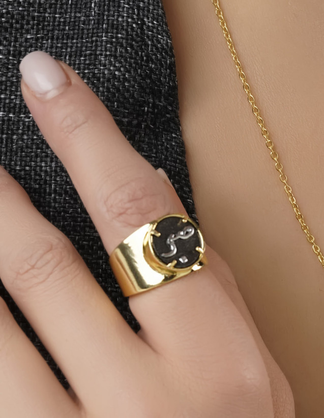 انگشتر زنانه طرح تایپوگرافی صبر با قاب خورشیدی طلایی و زمینه مشکی میناکاری