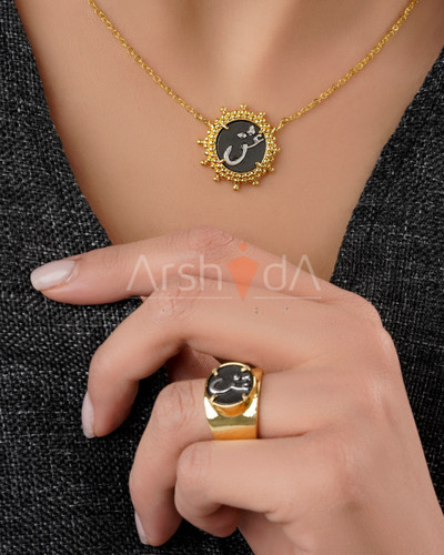 ست گردنبند و انگشتر زنانه طرح تایپوگرافی عشق با قاب خورشیدی طلایی و زمینه مشکی میناکاری