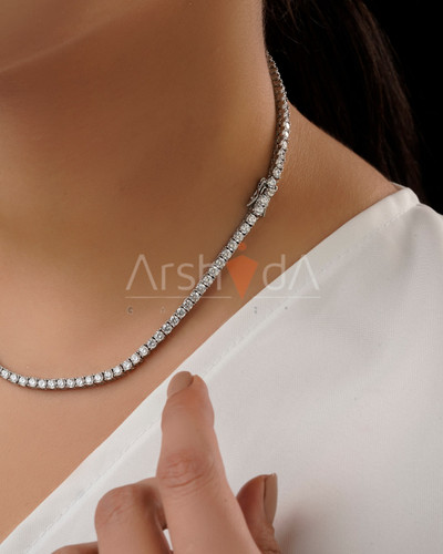 گردنبند تنیسی مسترکوالیتی با نگینهای درخشان و قفل کوبایی بر روی گردن مدل در آرشیدا گالری